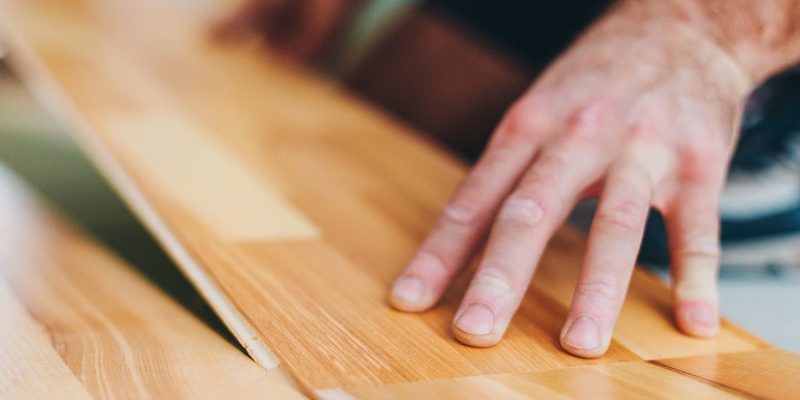 Instalar tarima flotante en una oficina